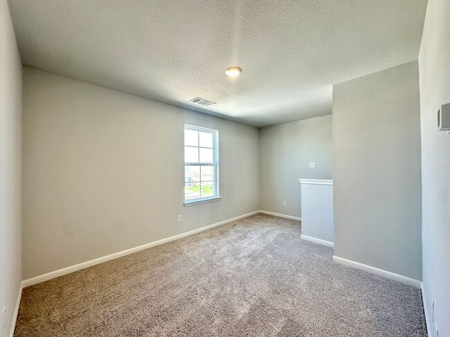 Building Photo - $500 OFF FIRST MONTHS RENT