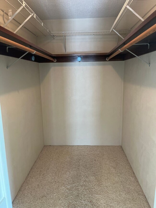 Building Photo - Great East Medford location with views of RoxyAnn