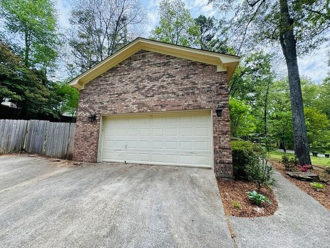 Building Photo - Fenced yard!