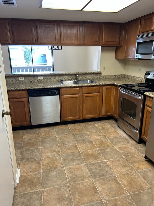 Building Photo - 4444 N Victory Dr