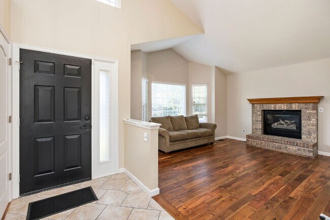 Building Photo - "Charming 3-Bedroom Home with 2.5 Baths in...