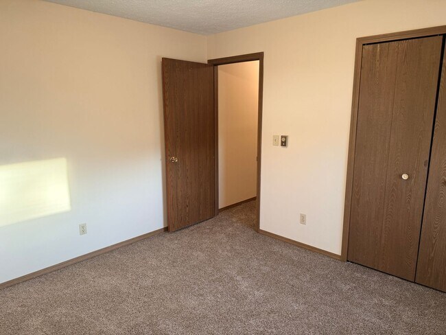 Building Photo - 806 Kentwood Dr