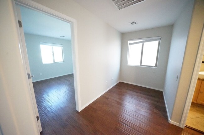 Building Photo - Showings Available NOW