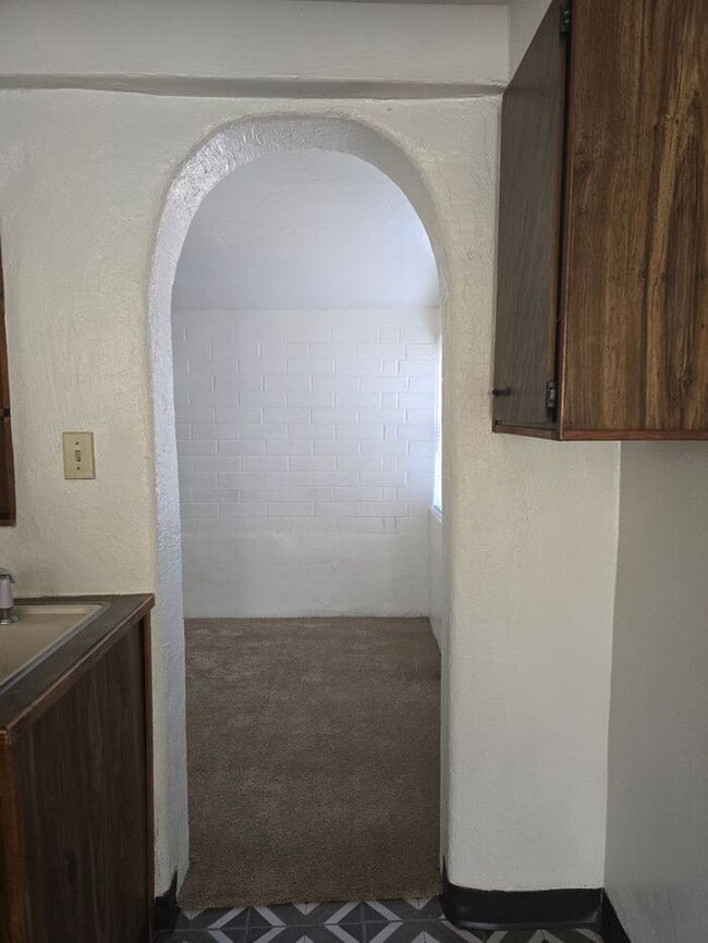 Building Photo - One Bedroom Central!