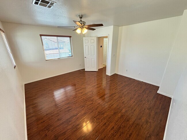 Building Photo - Beautiful 5Bed/2.5Bath/2Car home located near Seven Hills
