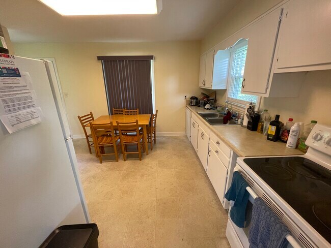 Building Photo - 1219 Grove Rd