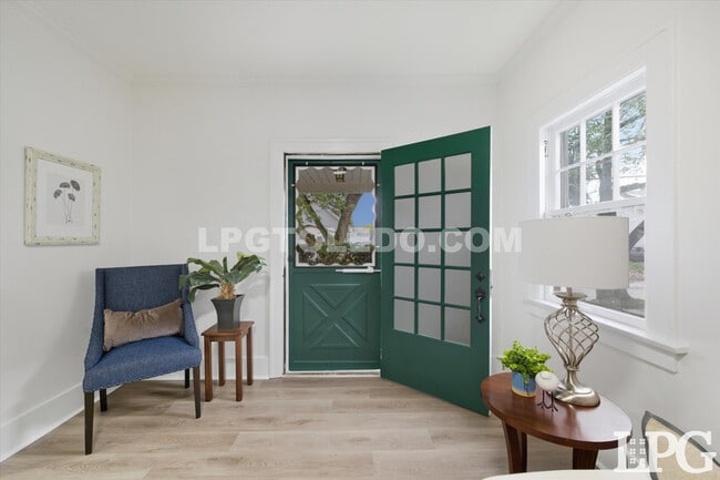 Building Photo - 1044 Hawk St