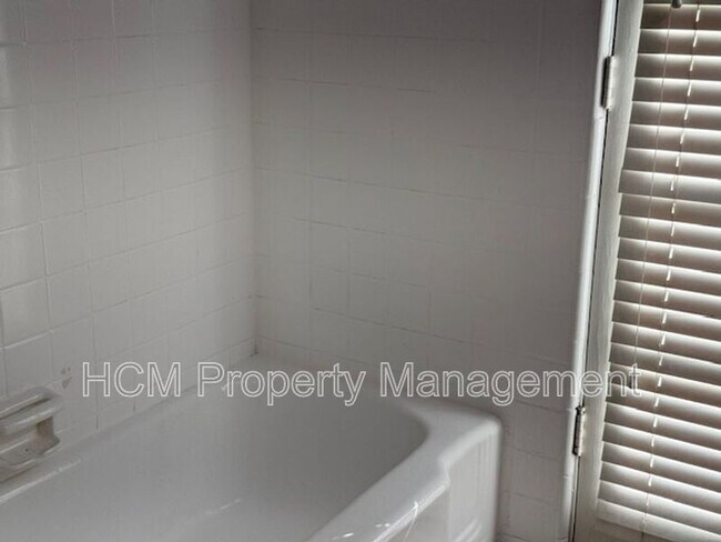 Building Photo - 928 E Meats Ave