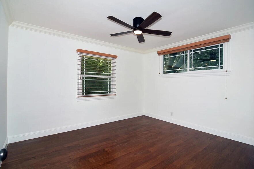 Building Photo - 17601 Tarzana St