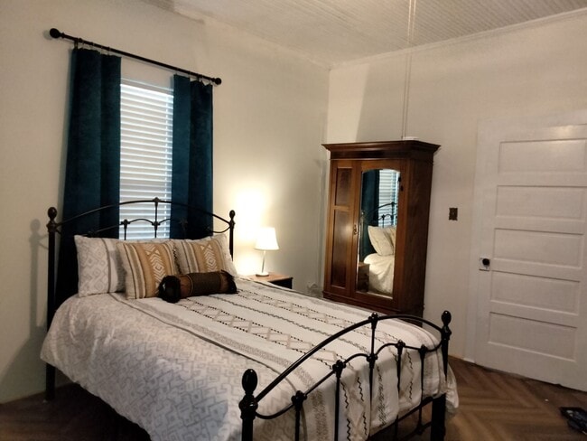 Building Photo - Totally Remodeled 2 Bedroom 1 Bath House-F...