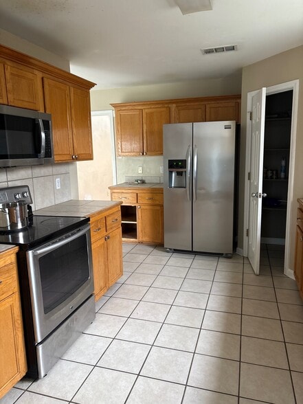 Building Photo - 36013 Raleigh Dr