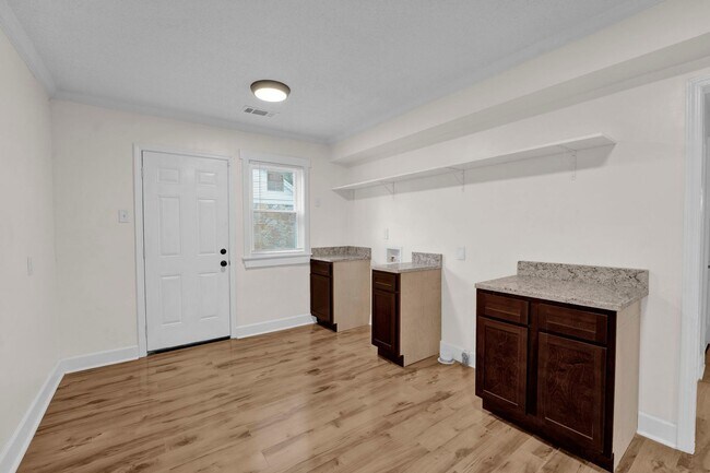 Building Photo - Recently Renovated Brick Home Located Minutes away from Memphis International Airport!