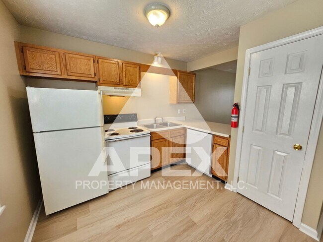 Building Photo - MOVE-IN SPECIAL,NO RENT TIL JUNE 1ST! - Nice 2 Bd | 1.5 Ba Townhouse in West Knox Condo Community!