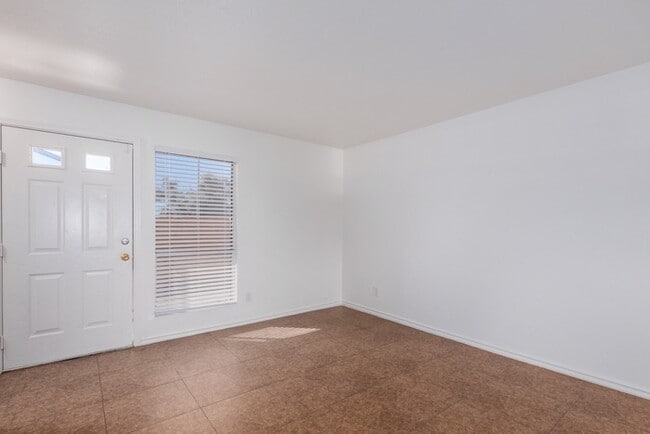 Building Photo - Stadio 3 bedroom townhome