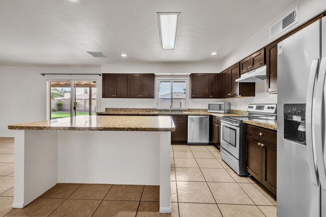 Building Photo - 5 Bed, 3 Bath, Pebble Tec Pool, Granite Counters Huge Kitchen Island