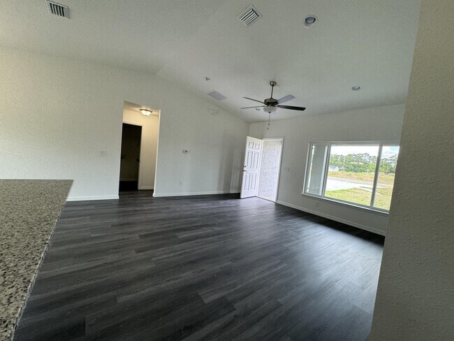 Building Photo - 91 Maple Dr