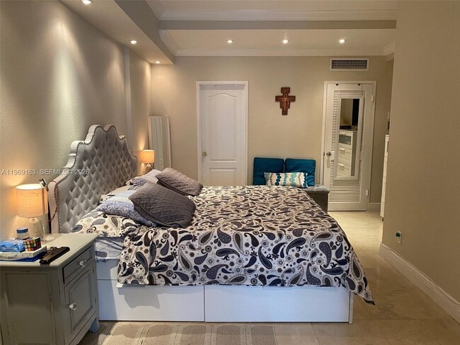 Building Photo - 5401 Collins Ave