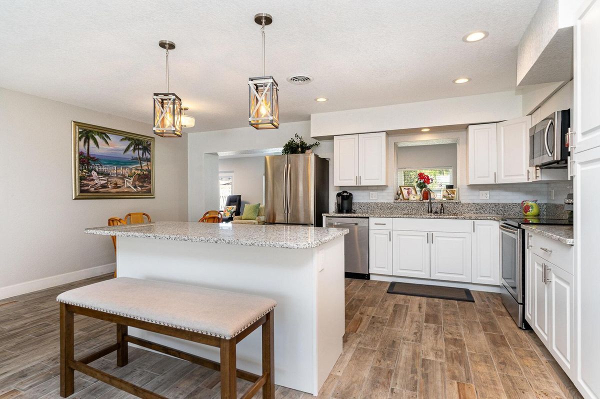 Building Photo - 1052 Pine Tree Dr