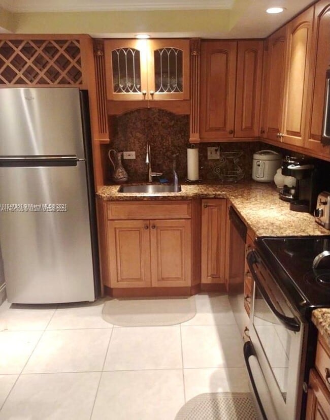 Building Photo - 6039 Collins Ave