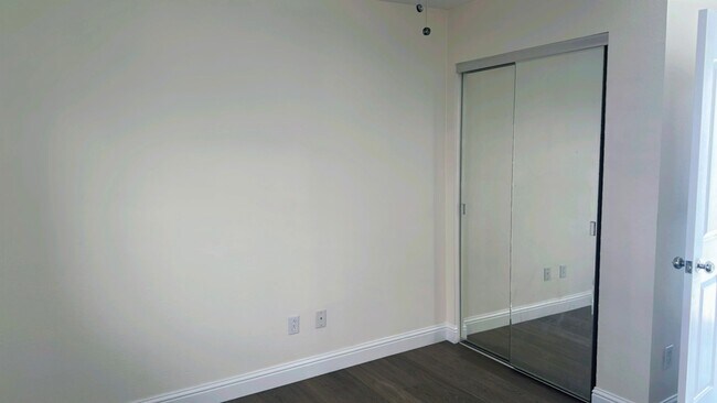 Building Photo - 2 Bedroom 2 Bathroom located in Redbridge