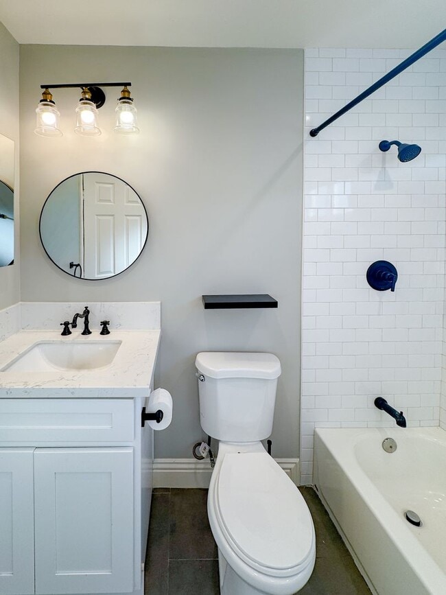 Building Photo - Gorgeous 3 Bedroom 2 Bath Updated Front House for Lease Near SoFi! (Building of ADU in the back)