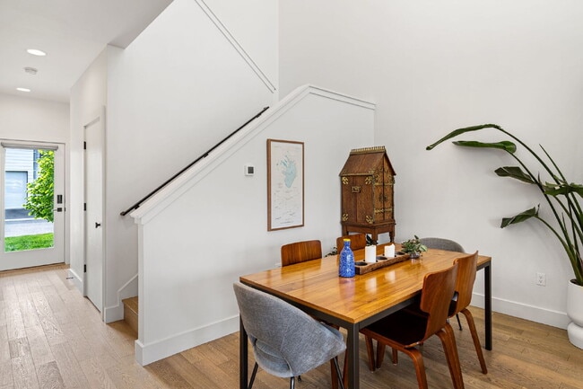 Building Photo - Modern Luxury in this end unit Blondie Condo