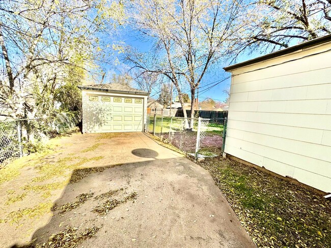 Building Photo - Freshly Painted Home Just a Few Blocks Awa...