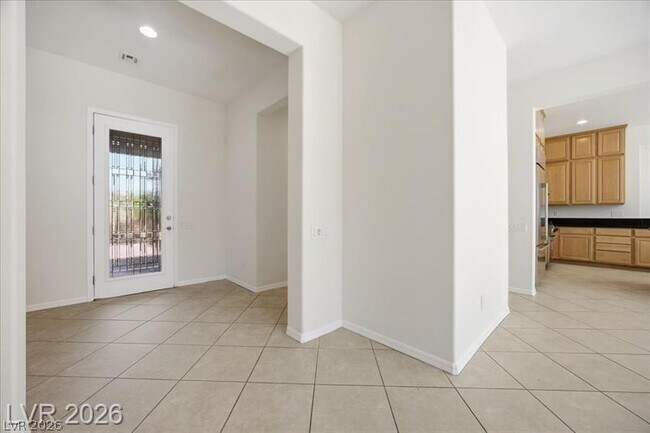 Building Photo - 2765 Struan Ave