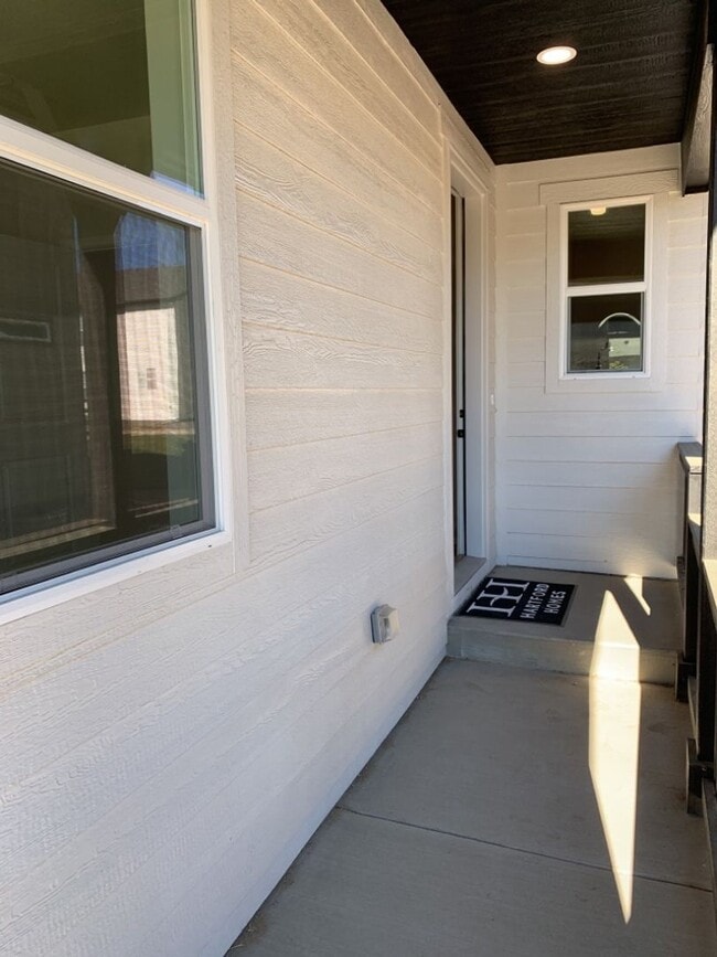 Building Photo - Exquisite 4 Bed 2.5 Bath Single Family Home with 3-car garage