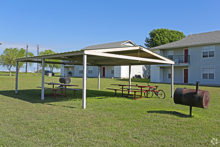 BBQ Area - Escondido Creek Apartments