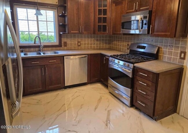 Building Photo - 327 Roosevelt Ave