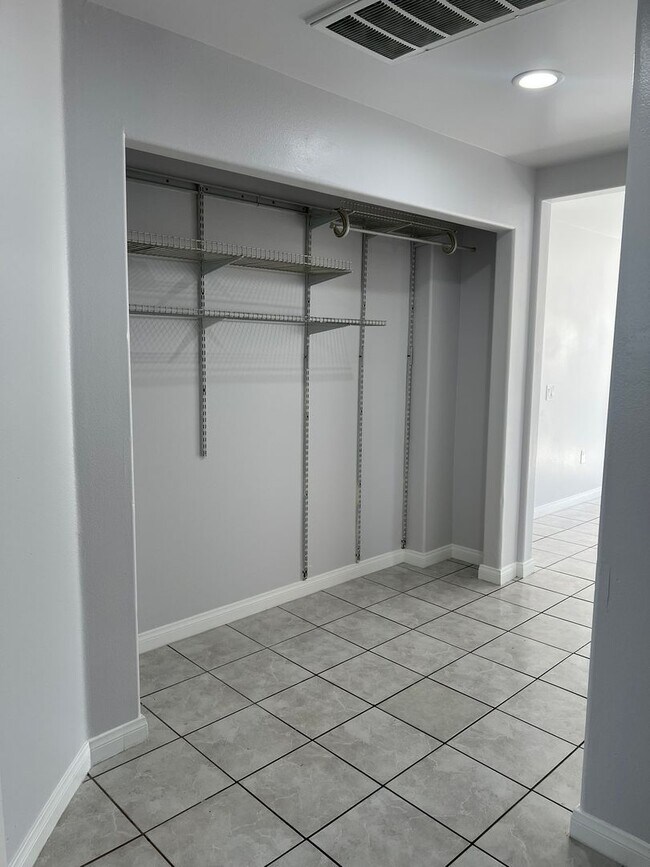 Building Photo - 1454 Gaviota Ave