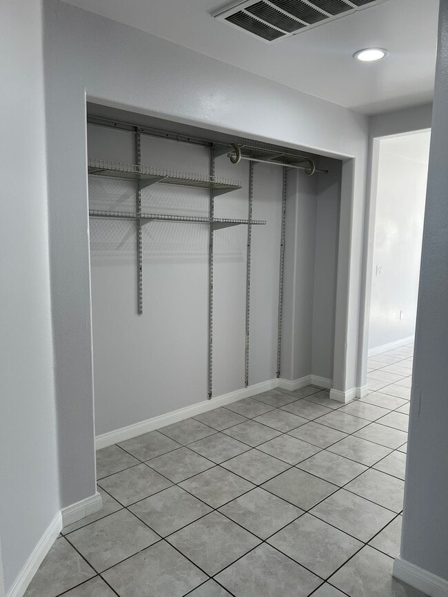 Building Photo - Spacious 2 Bedroom + Bonus Room, Back House w/ Garage & Gated Entry