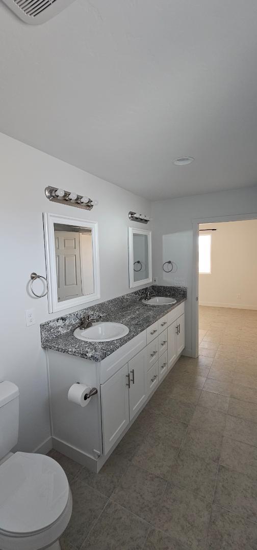 Building Photo - 537 E Ash St