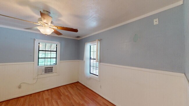 Building Photo - 605 Encino St