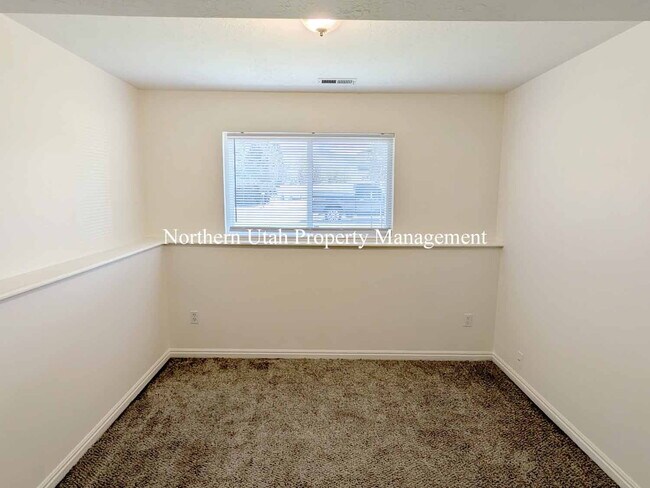 Building Photo - Updated 4 Bed, 2 Bath SFH