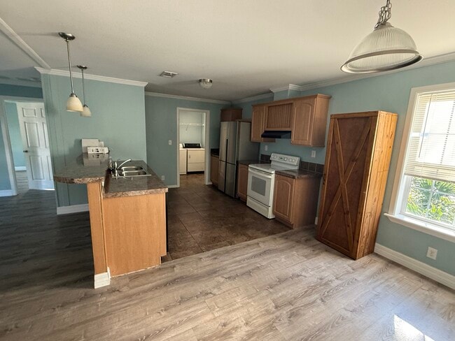 Building Photo - 128 Park Blvd