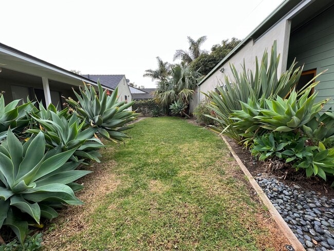 Building Photo - Super Sweet, Modern Style Back House