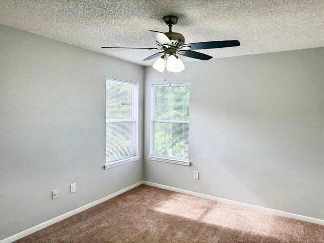 Building Photo - Beautiful 2 bedroom/2 bathroom corner condo in gated Regency Park!