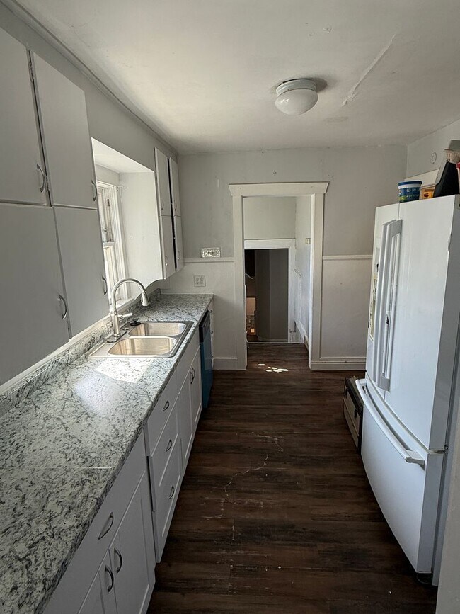 Building Photo - Beautiful 6 Bed, 3 Bath House; W/D Include...