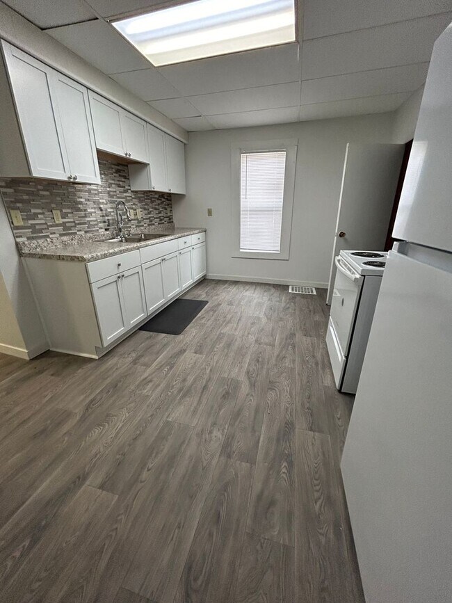 Building Photo - 3 Bedroom 2 Bathroom Apartment Near Gundersen