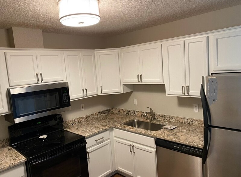 Building Photo - 740 W Village Rd