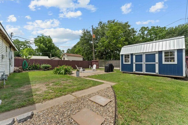 Building Photo - 2102 N Pearland Ave