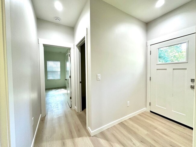 Building Photo - Gorgeous New Home! Close to Historic District and Beach