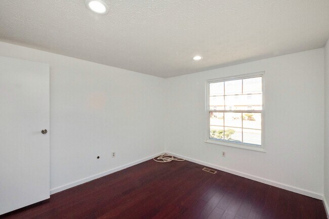 Building Photo - This beautiful well kept single-family hom...