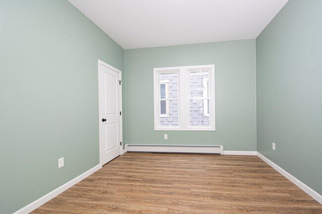 Building Photo - Remodeled 3 bedroom 1  bathroom 2nd Floor