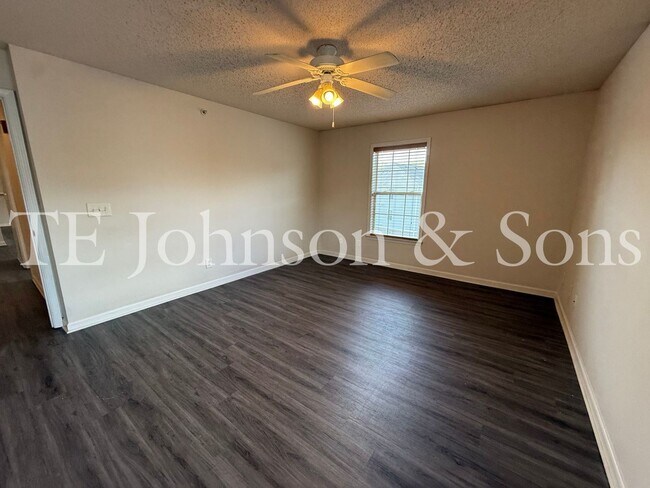Building Photo - Lovely 2 Bedroom Condo Off Hwy 150