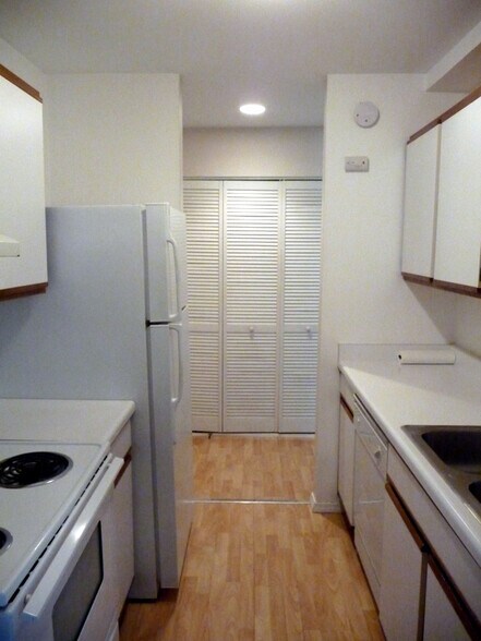 Building Photo - 1806 Hemlock Pl