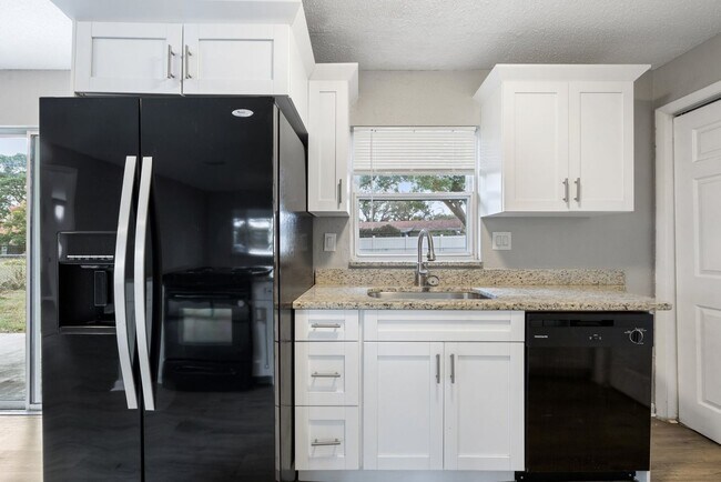 Building Photo - Beautifully renovated 4bdrm/2bath home wit...