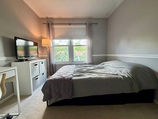 Building Photo - Stunning 3-Bedroom Townhome Nestled in Andorra Woods! Available mid-August!